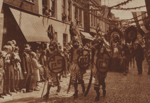 300376 Afbeelding van Montezuma en zijn gevolg, een groep uit de maskerade-optocht ter gelegenheid van de viering van ...